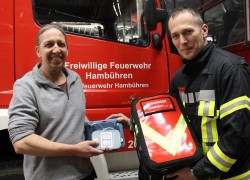 Frank Dammann(links) übergibt den AED an Ortsbrandmeister Carsten Kranz